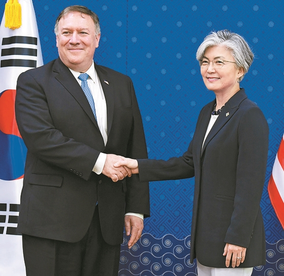 外交部の康京和長官（右）とポンペオ米国務長官が１４日にソウルで行われた韓米外相会談に先立ち握手を交わしている。