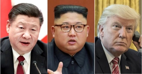 北朝鮮の金正恩国務委員長（中央）が習近平中国国家主席とトランプ米大統領の間でどのような戦略的選択をするのか注目される。（写真＝中央フォト）
