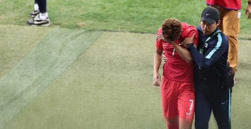 ２０１６リオデジャネイロ五輪の男子サッカー準々決勝で韓国はホンジュラスに０－１で惜敗した。孫興民がグラウンドで涙を流している。（オリンピック写真共同取材団）