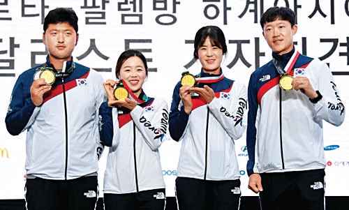 金メダルを示すアーチェリー韓国代表のキム・ウジン、チャン・ヘジン、チェ・ボミン、チェ・ヨンヒ（左から）（写真＝大韓体育会）