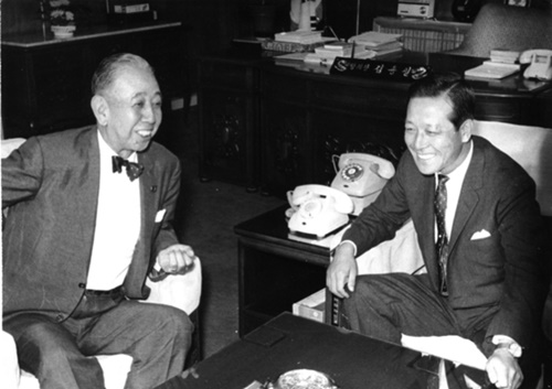 １９６６年９月１日、金鍾泌（キム・ジョンピル）元共和党議長（右）が、訪韓した岸信介元日本首相と歓談している。（写真＝中央フォト）