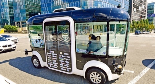 ４日、京畿道城南市板橋テクノバレーの路上を１１人乗り自動運転ミニバス「ゼロシャトル」が走行している。