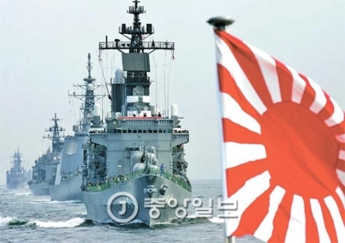 旭日旗をつけた日本海上自衛隊の艦艇。（写真＝中央フォト）