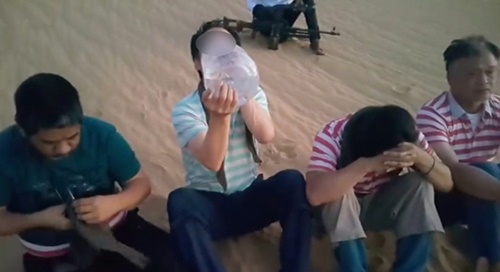 ７月６日、リビアで韓国人１人（左側２番目）が武装団体に拉致された。写真はリビアメディアが公開した動画。（写真＝中央フォト）