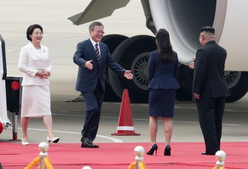 韓国の文在寅大統領と金正淑夫人が１８日午前、北朝鮮平壌順安（スナン）空港に到着して歓迎のため現れた金正恩国務委員長夫妻の出迎えを受けている。（写真＝平壌写真共同取材団）
