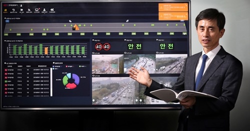 メタビルドのチョ・プンヨン代表（韓国ＳＷ・ＩＣＴ総連合会常任議長）が１８日、仁川の永宗大橋に導入されたレーダーを活用した道路感知システムを説明している。