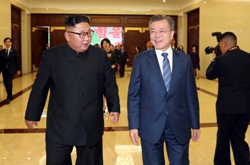 韓国の文在寅大統領と北朝鮮の金正恩国務委員長が１９日夜、平壌５．１競技場で開かれた『輝く祖国』を観覧した後、公演会場を後にしている。（写真＝平壌写真共同取材団）