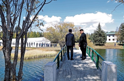 文在寅大統領と金正恩国務委員長が２０日、三池淵招待所前の橋の上を散策している。この散策は参謀陣の提案で急遽行われた。（写真＝平壌写真共同取材団）