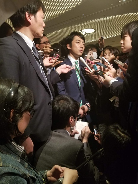 小泉進次郎議員が１月、自民党党大会で記者の質問に答えている。