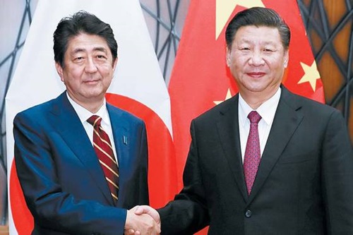 安倍晋三首相（左）と習近平主席