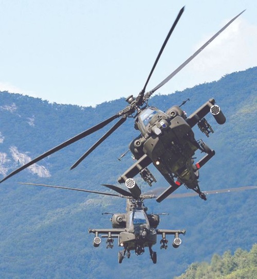 ２日、韓国陸軍の地上軍フェスティバルを３日後に控えて、攻撃ヘリコプター「アパッチ・ガーディアン」（ＡＨ－６４Ｅ）が忠清南道鶏龍台で練習飛行をしている。