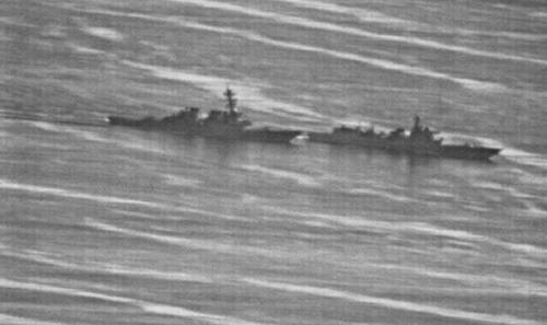 米海軍が公開した米軍艦「ディケーター」（左）と中国軍艦「蘭州」（右）が３０日、南シナ海で超近接対峙している。（写真＝ｇＣａｐｔａｉｎ）