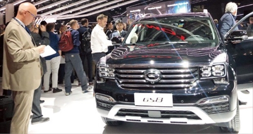 パリモーターショー会場を訪れた観覧客が中国広州自動車（ＧＡＣモーター）のブースに展示された新型ＳＵＶ「ＧＳ８」を見ている。