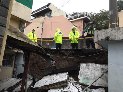６日午前６時２５分ごろ、釜山市内の住宅にある高さ１メートル、長さ７メートルの塀が台風２５号の影響で崩れた。（写真＝釜山警察署）
