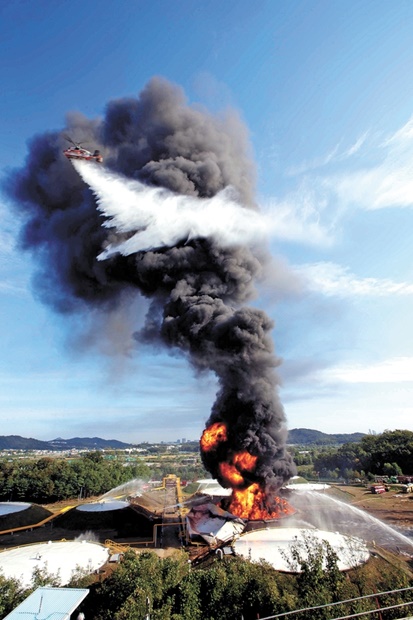 消防ヘリコプターが７日、京畿道高陽市の大韓送油管公社京仁（キョンイン）支社の火災現場で鎮火作業をしている。