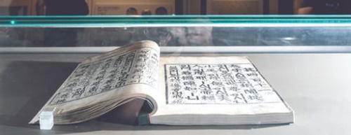 １４５９年に編纂された宝物第７４５－１１号の『月印釈譜』初刊本。即位６００周年を迎えて一般に初めて公開された世宗（セジョン）関連文化財の一つだ。『釈譜詳節』と『月印千江之曲』を合わせたもので、漢字を先に書いた後、ハングルで音を表記している。国立中央博物館が７月に３億５０００万ウォン（約３５００万円）で購入した。１２月まで展示される。