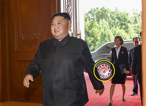 北朝鮮の金正恩国務委員長が７日、百花園に入っている。金委員長が降りた車のホイールにロールスロイスのＲが見える。（写真＝米国務省）