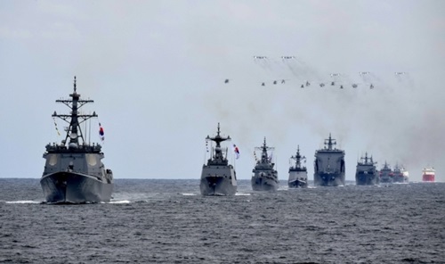 ９日、済州の近海上で２０１８海軍国際観艦式の海上パレードのリハーサルをしている。（写真＝海軍提供）