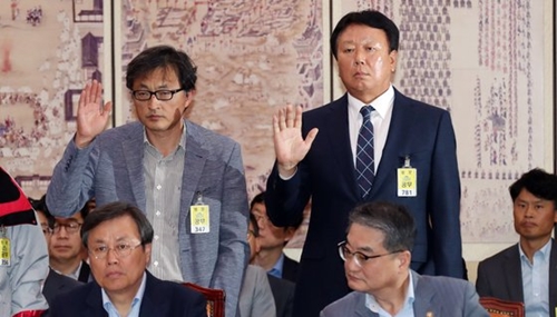 野球韓国代表の宣銅烈（ソン・ドンヨル）監督（右）が１０日午後、国会で開かれた文化体育観光委員会の国政監査で他の証人と共に宣誓している。