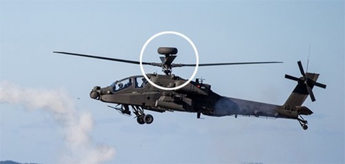 忠清南道大川射撃場でアパッチヘリコプターが仮想敵機に向けてスティンガーミサイルを発射している。プロペラの上の部分がロングボウレーダー（円の中）（写真＝陸軍）
