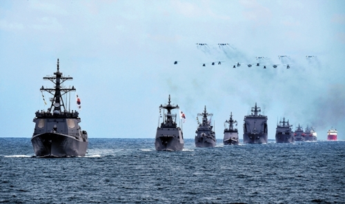 済州国際観艦式に１３カ国から艦艇４１隻が参加した。