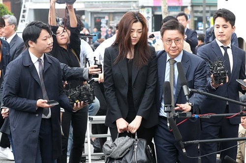 水かけパワハラ問題で社会的な物議をかもした趙顕ミン前大韓航空専務が１日、被疑者の身分でソウル江西警察署に出頭した。