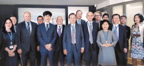 フランスと韓国の指導層が集まる韓仏・仏韓クラブが１５日（現地時間）、パリで「人工知能（ＡＩ）の発展と余波、スマートシティ事例」をテーマに会議を開き、韓仏両国の対応について議論した。