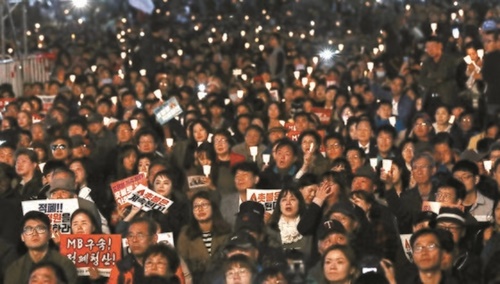 「ろうそく集会１周年大会」が昨年１０月２８日午後、ソウル光化門広場で開かれた。