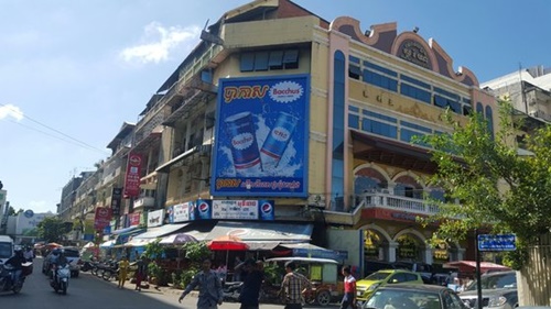 カンボジア首都プノンペンに出ている韓国のエナジードリンク「バッカス」の屋外広告。韓国産医薬品に対する高い信頼度が反映して「バッカス」というハングル製品名を使用した。（写真＝東亜ＳＴ）