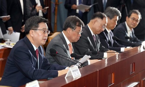 ２４日午前、政府ソウル庁舎で金東ヨン（キム・ドンヨン）経済副首相（左）の主宰で雇用関連経済関係長官会議が開かれた。