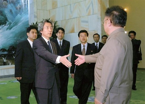２００２年９月、訪朝した小泉純一郎当時日本首相（左）と金正日国防委員長（左）。（写真＝中央フォト）