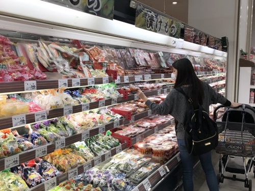 東京にある大型スーパー「イオンモール」で主婦がキムチを見ている。日本では最近、粉トウガラシを使ったキムチの消費が大幅に増えたが、韓国産よりも日本産の人気のほうが高くよく売れている。