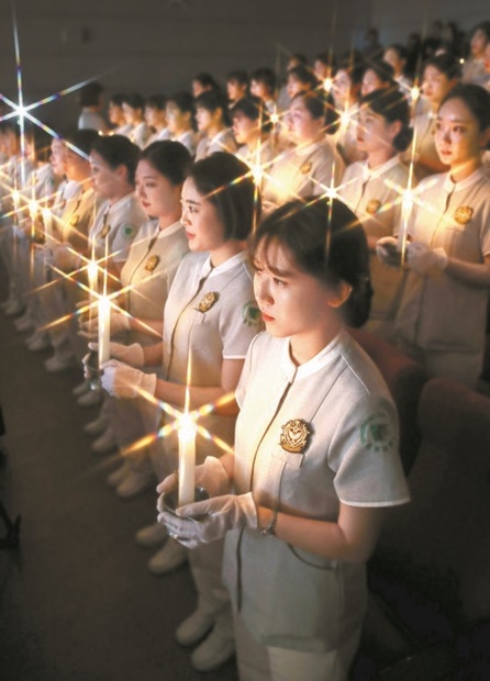 ６日、釜山の東明大学校中央図書館で同校看護学科の「第６回ナイチンゲール宣誓式」が開かれた。
