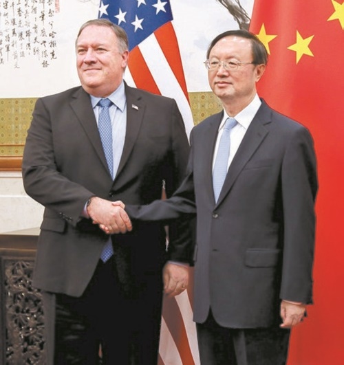 マイク・ポンペオ米国務長官（左）が先月８日、中国北京で楊潔チ中国外交担当政治局委員と会談の前に握手をしている。（写真＝米国務省）