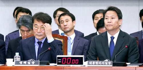 任鍾皙大統領秘書室長（右）と張夏成政策室長政策室長が６日、国会運営委の青瓦台に対する国政監査に出席している。中央には韓秉道政務首席。