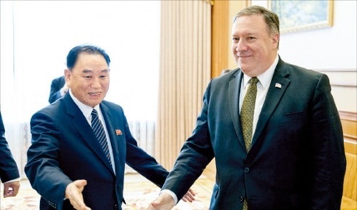 金英哲北朝鮮労働党副委員長（左）が７月に平壌の百花園招待所でポンペオ米国務長官に席を案内している。（写真＝韓経ＤＢ）