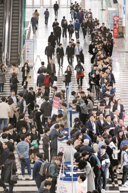 ８日、釜山ＢＥＸＣＯ第２展示場で「２０１８釜山ジョブフェスティバル」が開かれた。求職者がこの日午前、行事場所に入場するために列に並んでいる。