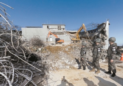 １２日、金勇佑・陸軍参謀総長が鉄原地域のＧＰ撤去作業を見守っている。（写真提供＝韓国陸軍）