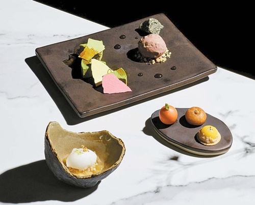 陶芸家キム・ソンミ氏がホテル「アートパラディソ」の韓食レストラン「セラセ（ＳＥＲＡＳＥ）」のために製作した器にデザートが盛り付けられている。