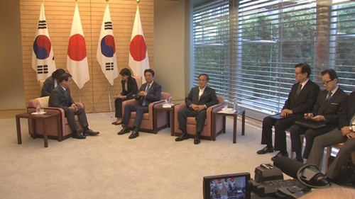 今年９月、韓国の徐薫・国家情報院長が安倍晋三首相を表敬訪問したときに同席した北村滋内閣情報官（右）。