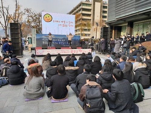 １８日、白頭称賛委員会がソウル光化門（クァンファムン）広場で公演行事「花の波」を行っている。