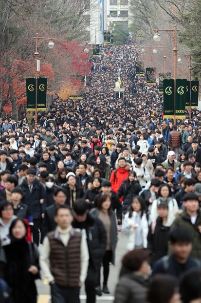 １８日、ソウル鍾路区にある成均館大学で論述試験を終えた受験生が試験会場を後にしている。
