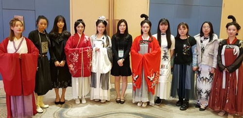 韓中緑色ボランティア団に参加した両国大学生が中国西安で漢・唐時代の伝統衣装を着て特別公演をした。