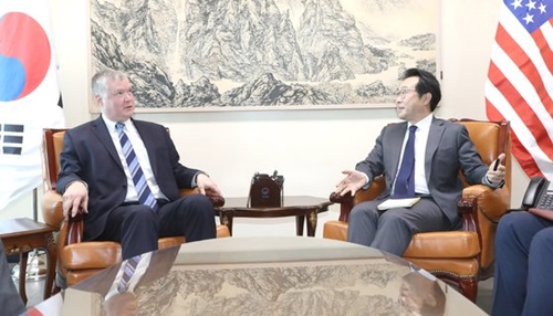 先月２９日、ソウル外交部庁舎で会談する李度勲（イ・ドフン）韓半島平和交渉本部長（右）と米国のビーガン北朝鮮担当特別代表。