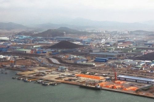 中小造船会社に７０００億ウォンの新規金融支援をし、１兆ウォン規模の液化天然ガス（ＬＮＧ）船舶を発注する「造船産業活力向上案」が２２日、発表された。造船業中心の大仏国家産業団地の全景。（中央フォト）