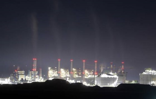 日が暮れると忠南保寧石炭火力発電所の煙突から煙が絶えず吹き出している。