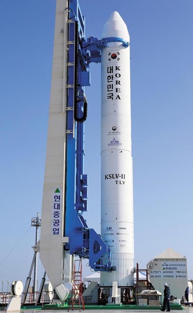 ２７日、全羅南道高興外羅老島の羅老宇宙センターで、韓国型ロケット「ヌリ号」のエンジン性能検証のための試験用ロケットが発射台に設置されている。（写真＝航空宇宙研究院）