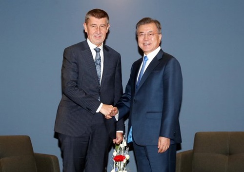 チェコを訪問中の文在寅（ムン・ジェイン）韓国大統領が２８日（現地時間）、プラハのホテルでバビシュ首相と会談し、韓国型原発の輸出など両国間の経済協力について議論した。