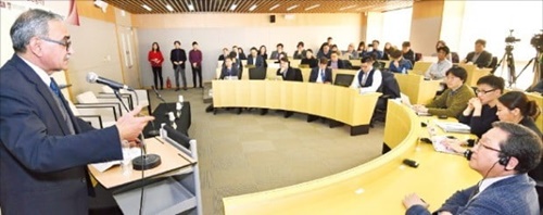 ２８日にソウルの高麗大学で開かれた討論会で駐韓米国大使館のディラン経済公使参事官がハリス大使のあいさつを代読している。