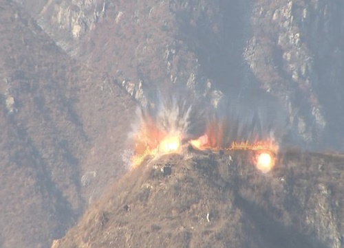 ２０日、北朝鮮が試験的撤収対象のＧＰを爆破する姿。地下坑道に沿って尾根８０メートル長さの区間で爆破が目撃された。（写真＝国防部）